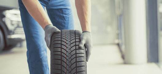 mecánico rodando una rueda