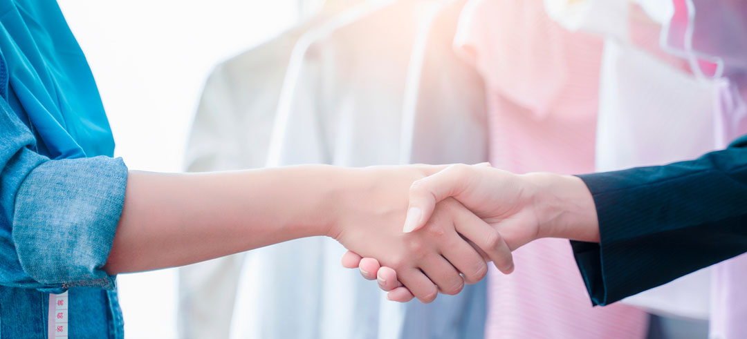 Dos personas dándose la mano a modo de pacto