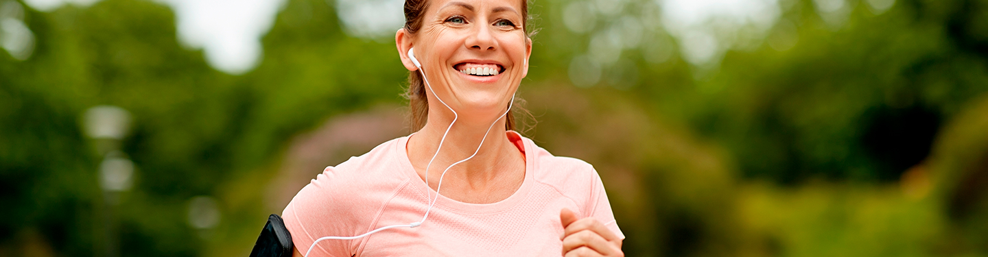 Mujer corriendo sonriente