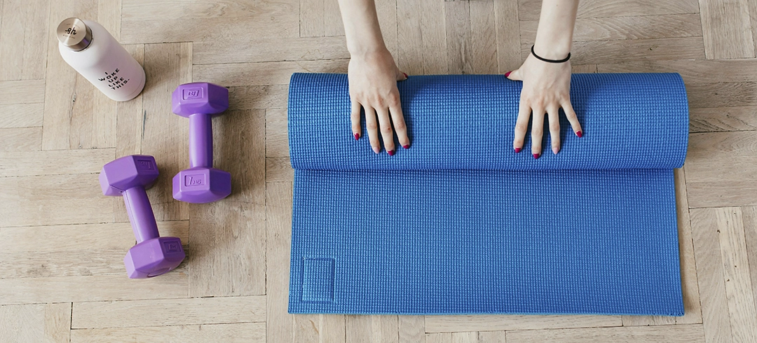 Persona recogiendo su esterilla del suelo