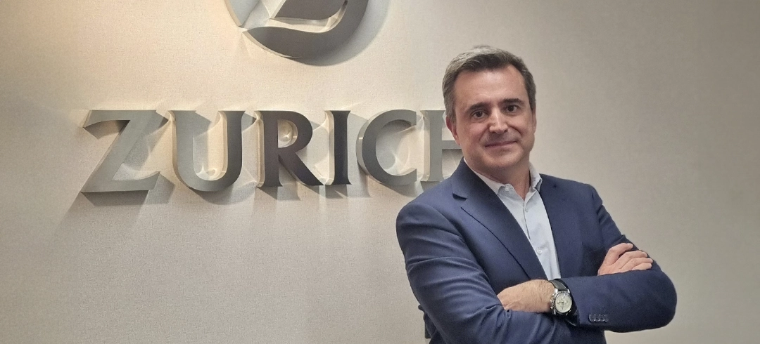 Francisco Lisbona posando con el logo de Zurich