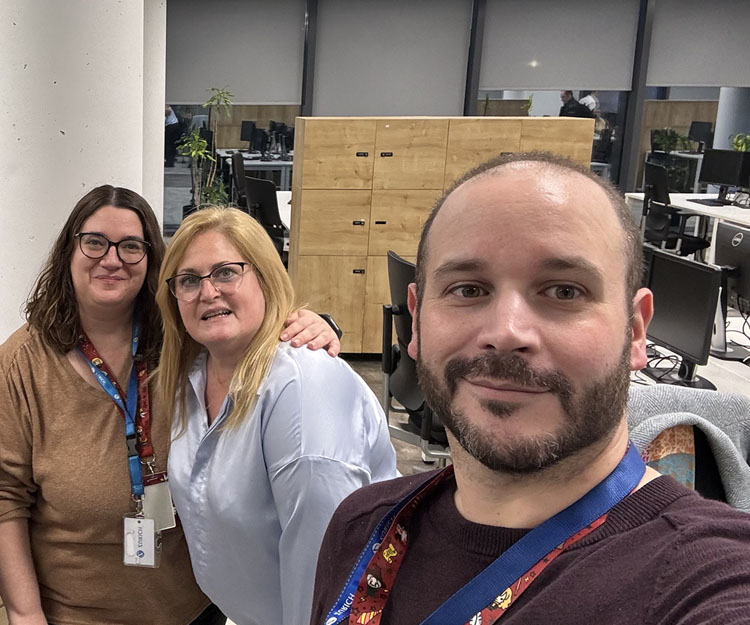 colaboradores Zurich sonrientes en la oficina