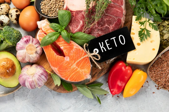 Diferentes alimentos puestos sobre una mesa