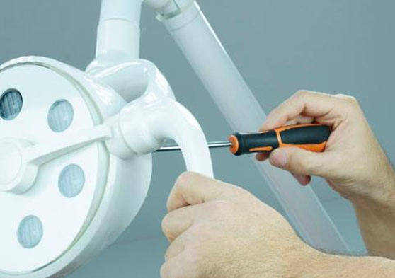 Hombre reparando una lampara moderna